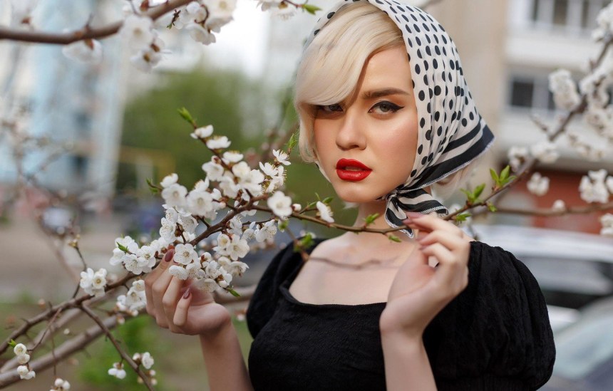 Красивая женщина в платке