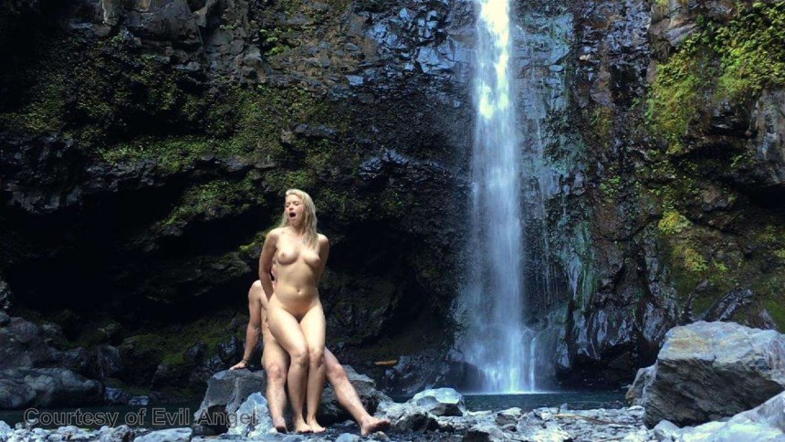 Шикарная ебля у водопада