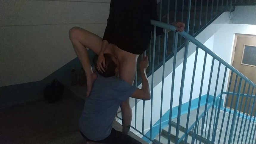 Лижет киску в подъезде
