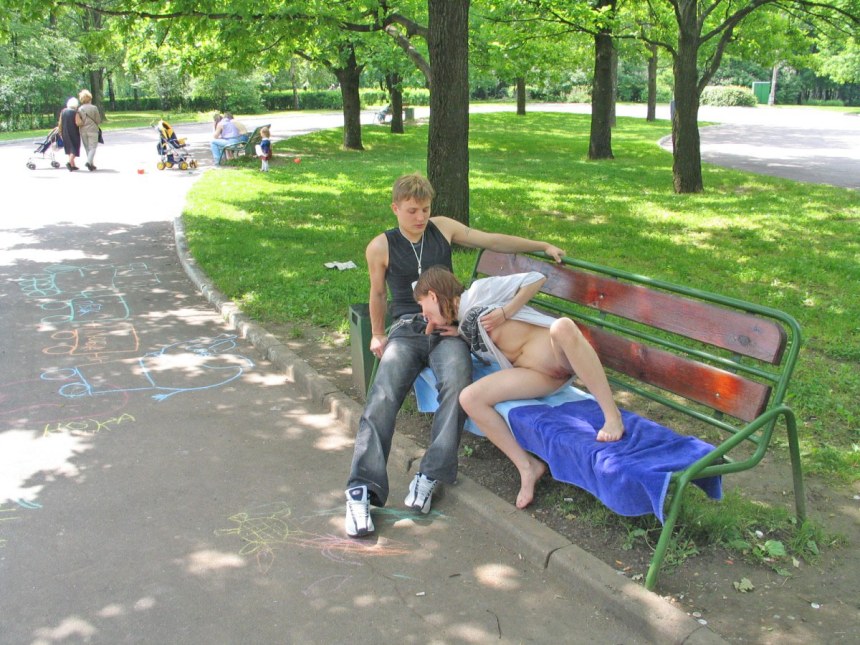 Ню на скамейке на улице