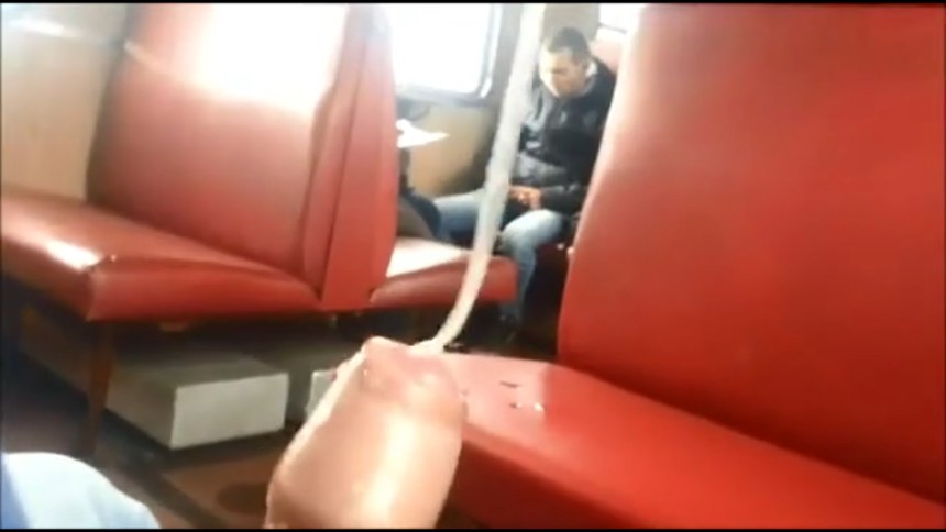 Мастурбация в автобусе поезде