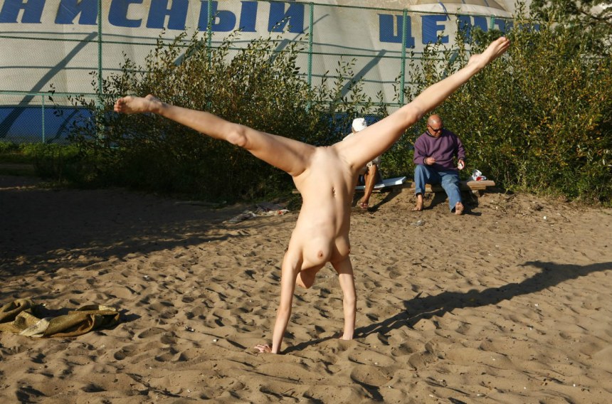 Голая гимнастка на публике