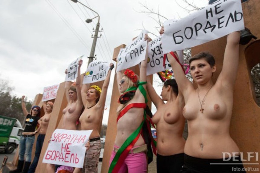 Голые феминистки сиськи
