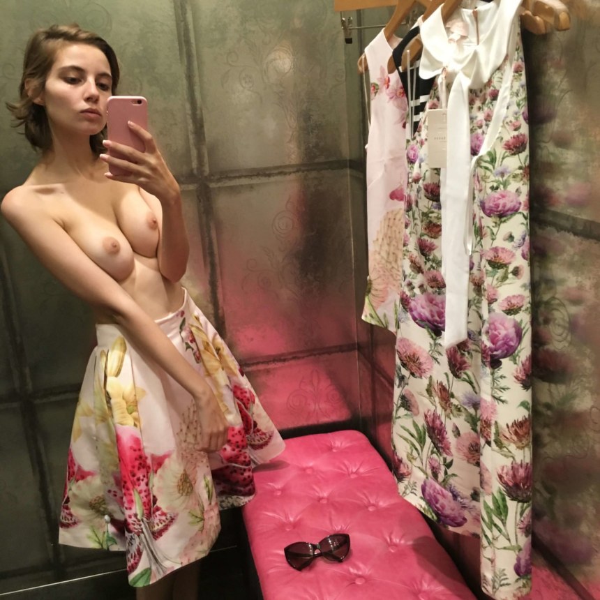 Голые девки в примерочной