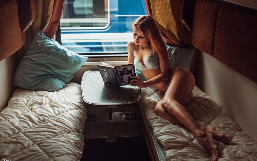 Margot Robbie в поезде