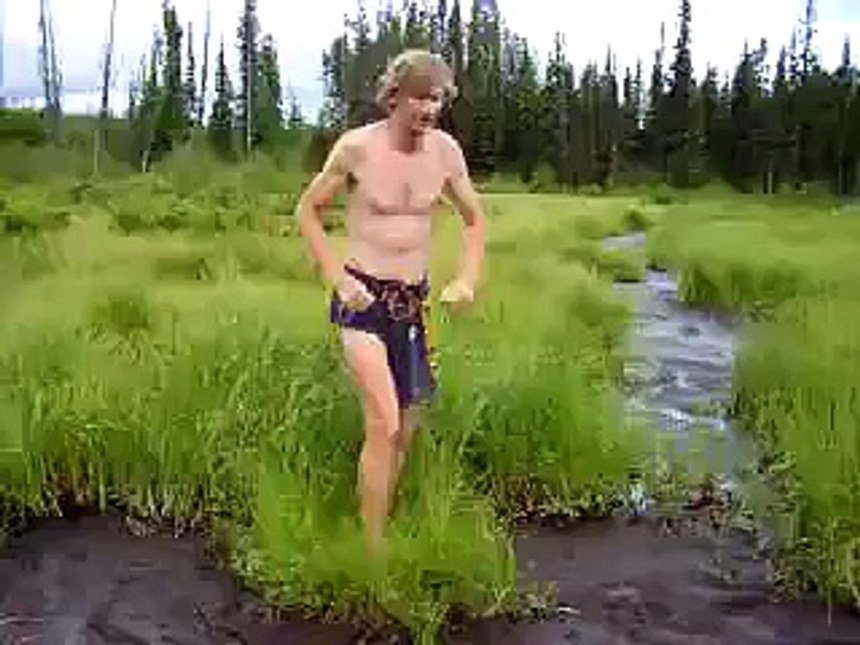 Мужик прыгнул в болото