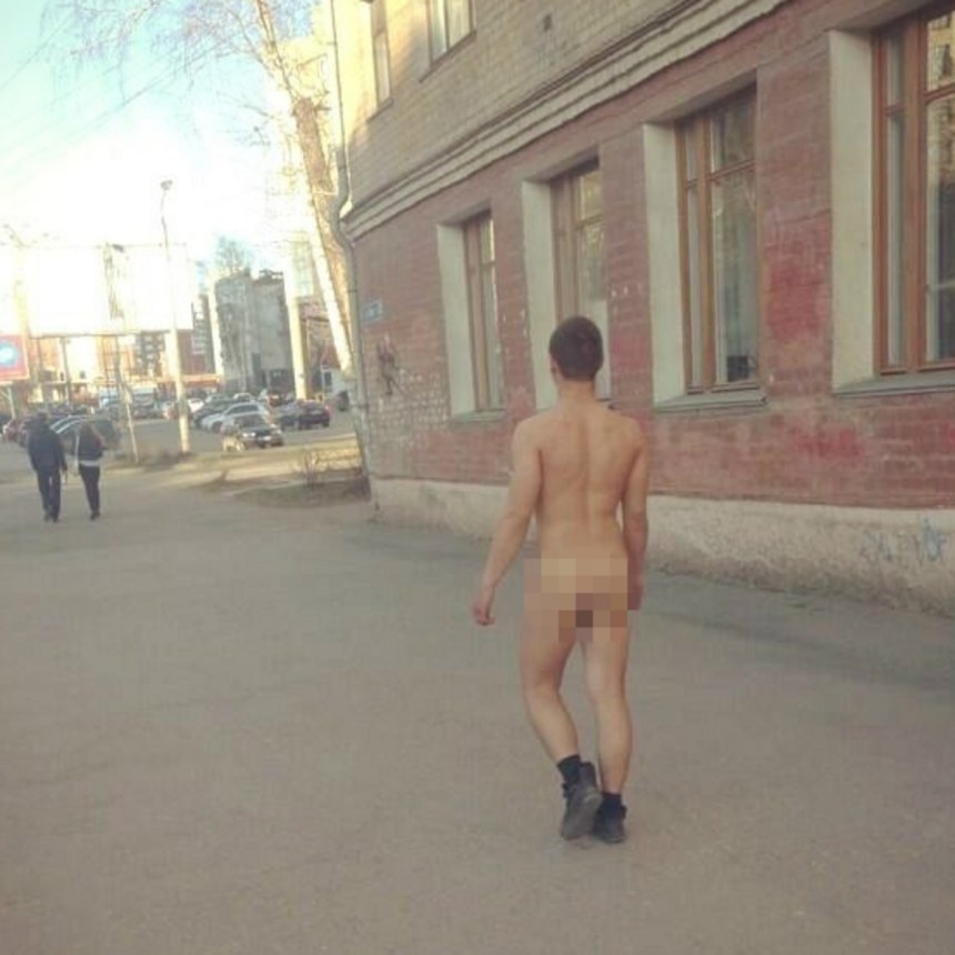 Голые мужчины на улицах городов