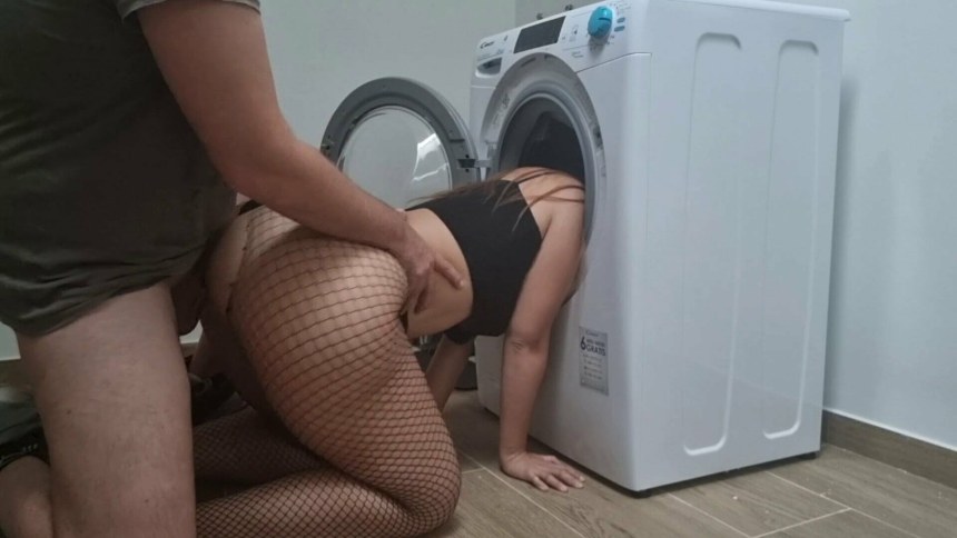 Застряла в стиралке голая