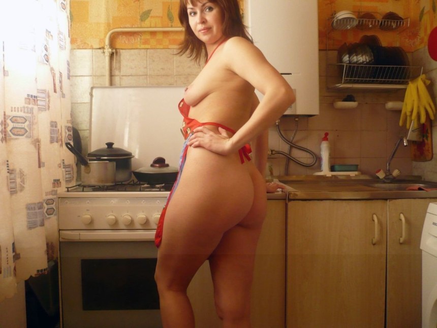 Голые женщины на кухне частное