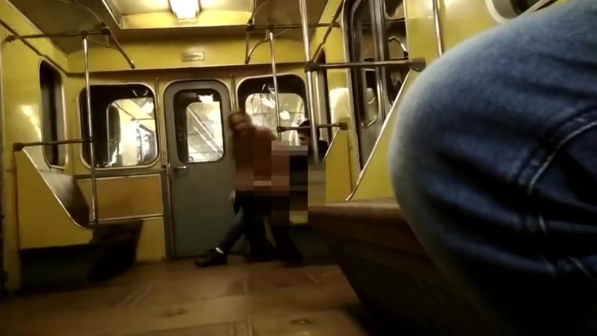 Пара в метро занялась
