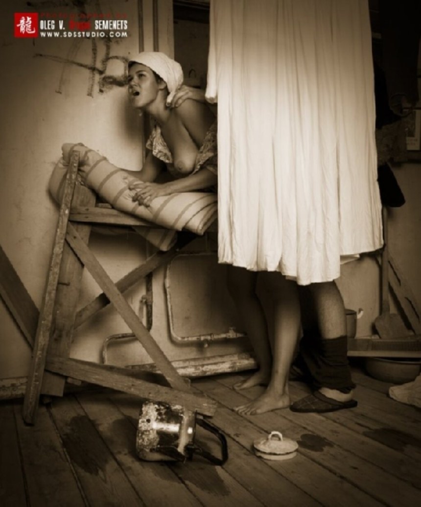 Ню фотосессия в коммуналке