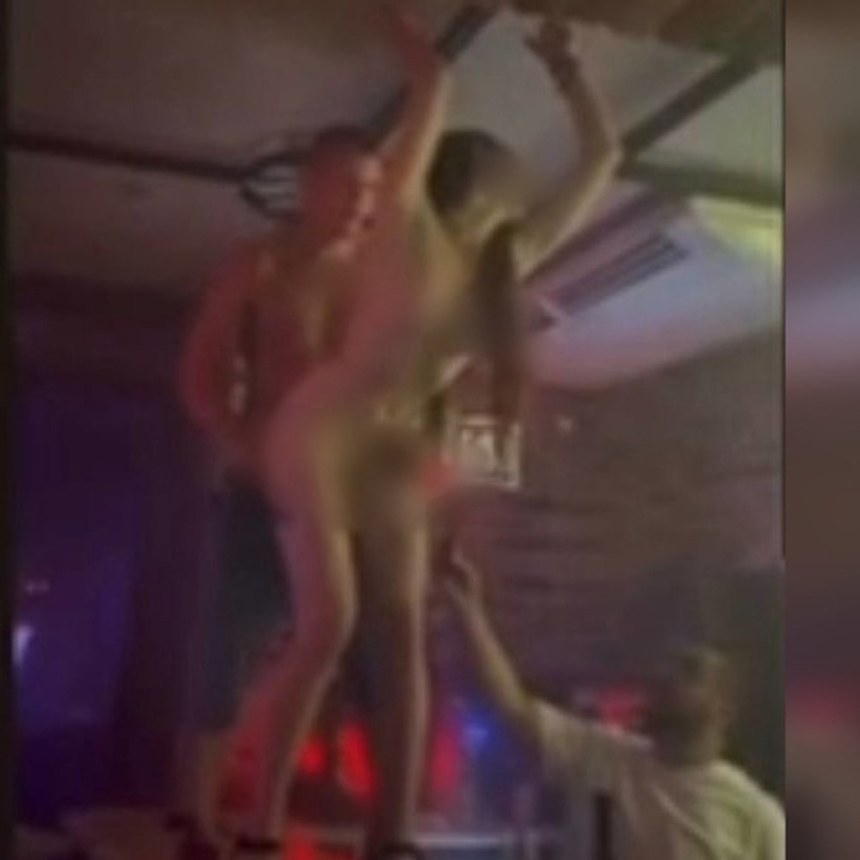 В Севастополе в ночном клубе на барной стойке