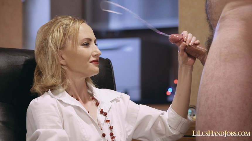Удивленная секретарша handjob