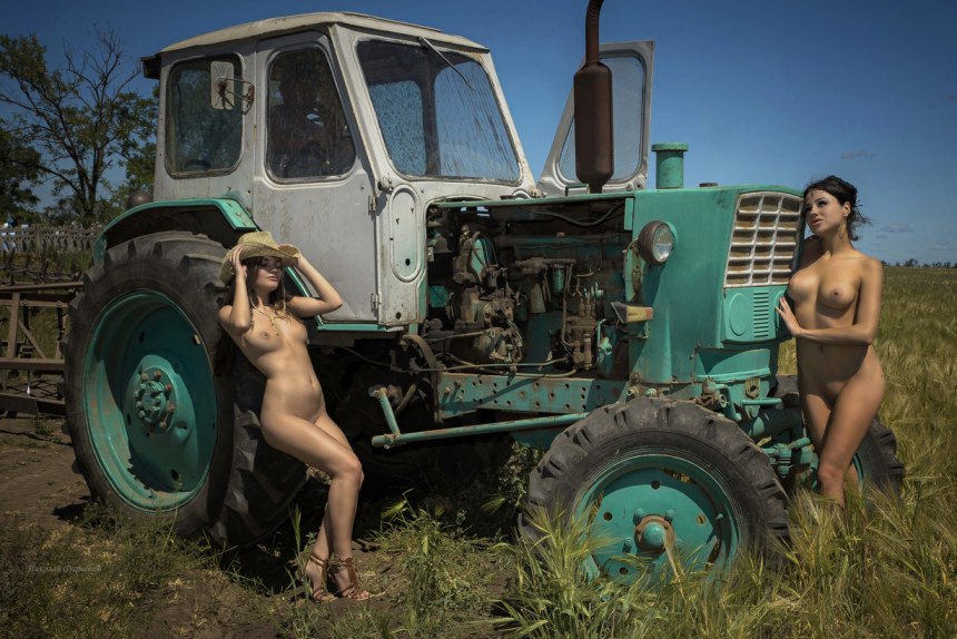 Эро фотосессия на тракторе
