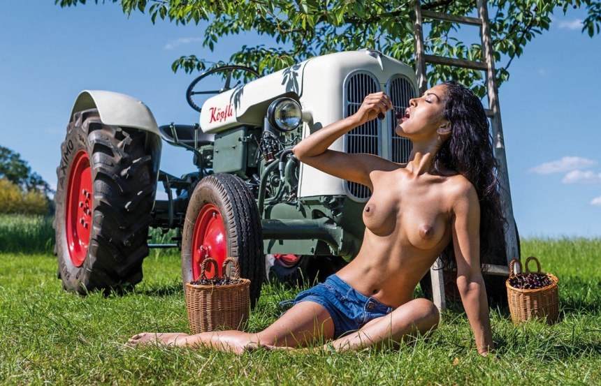 Эро фотосессия на тракторе