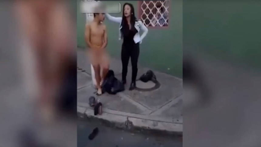 Парня заставили раздеться догола