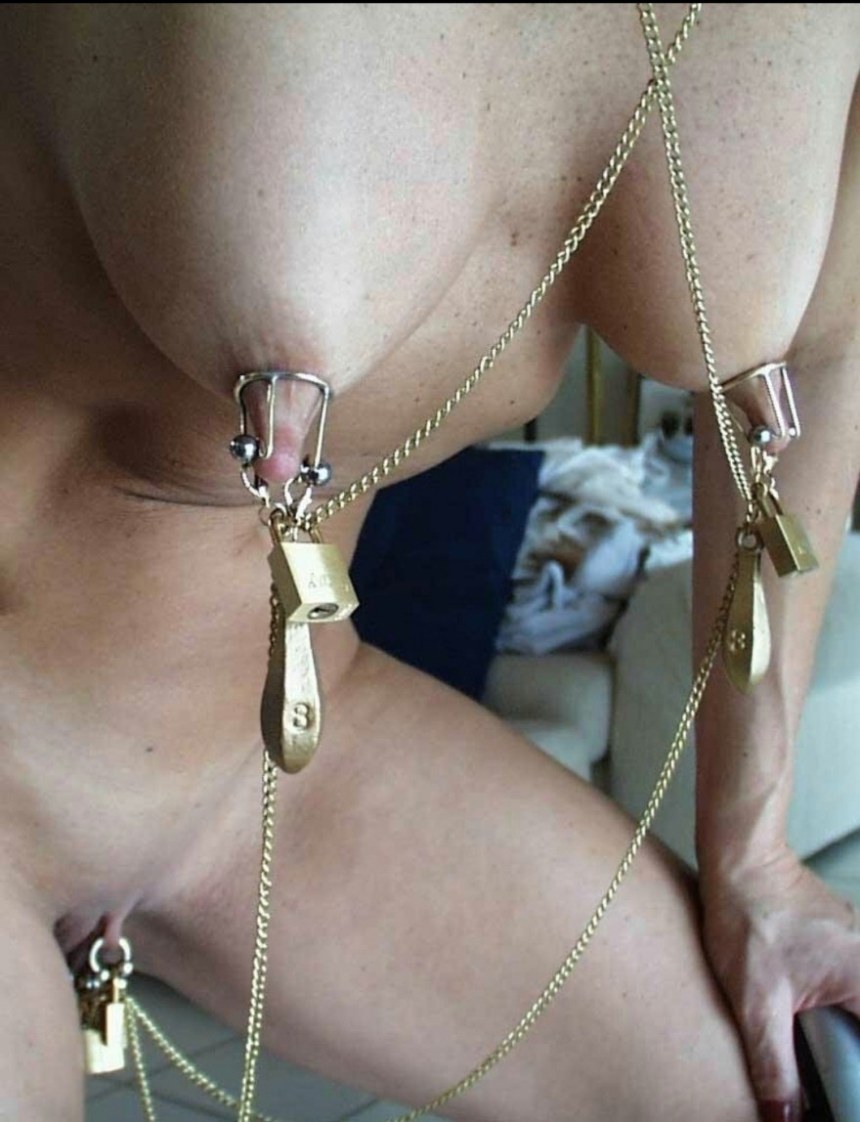 Пирсинг сосков с цепочкой bdsm