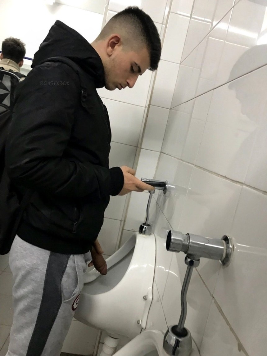 Парень ссыт в общественном туалете