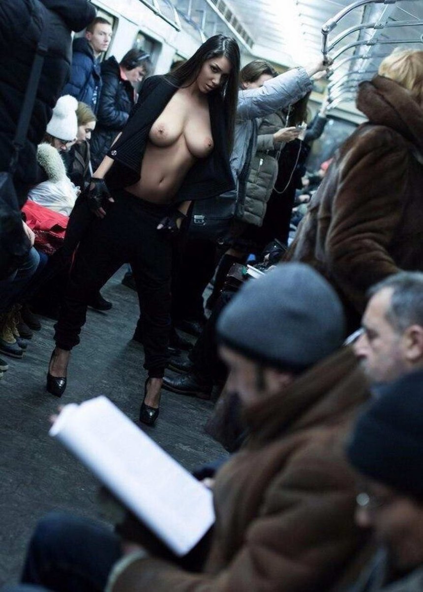 Голая фотосессия в метро