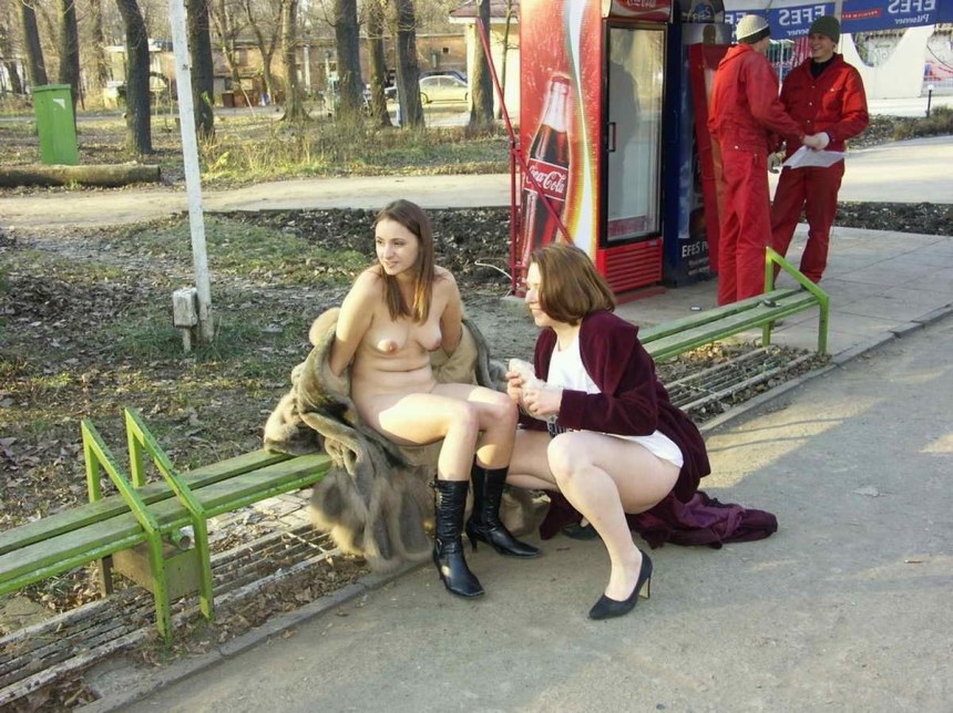 Мастурбация девушек в людных местах