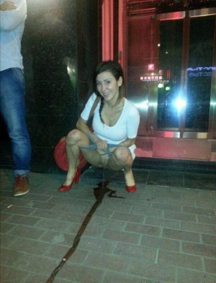 Девочка пописала на улице