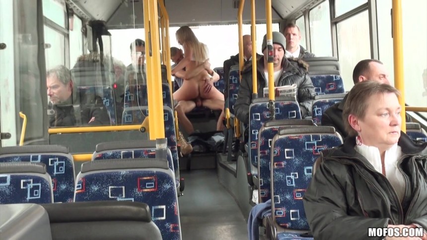 Эксгибиционистка в автобусе