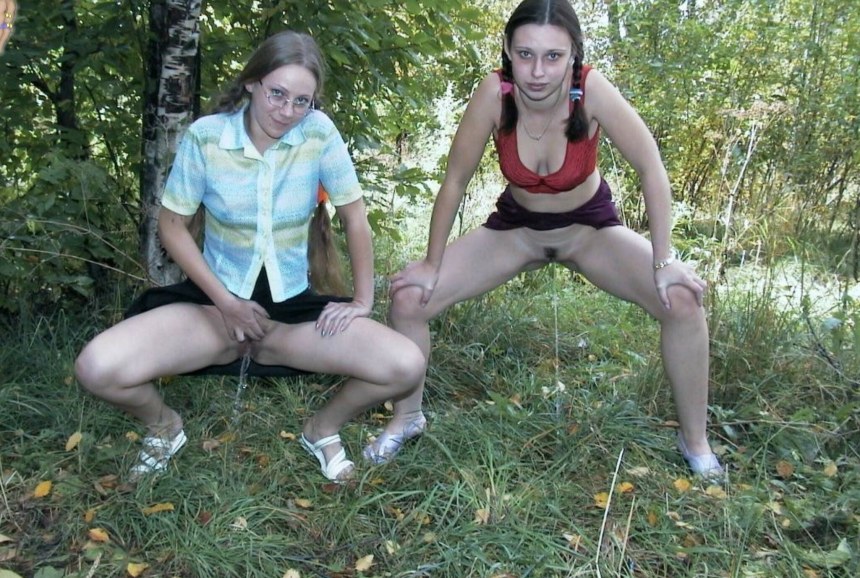 Писсинг двух девушек на природе