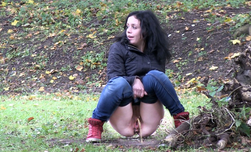 Женский писсинг в кустах